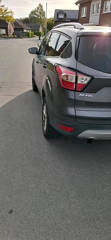 Gebraucht Ford Kuga Titanium 182 PS (133 kW) 2017 Grau SUV