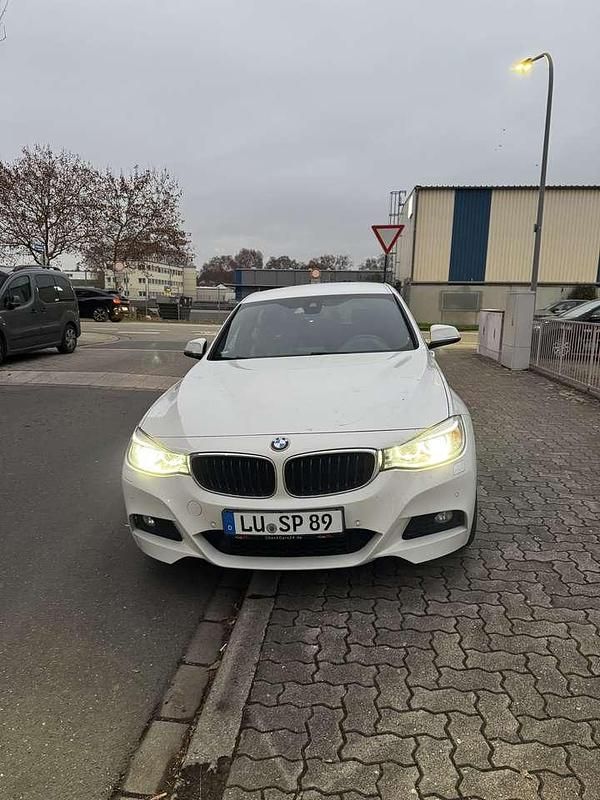Weiß Gebraucht 2015 BMW 320 M Sport Kleinwagen | 16.700 € (Fairer Preis) - Bild 1/4