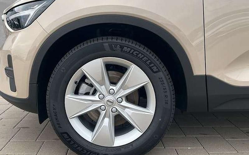 Neu Volvo XC40 Core 163 PS (119 kW) 2025 Braun SUV