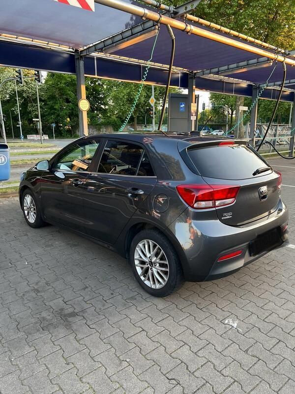 Grau Gebraucht 2017 Kia Rio Turbo Kleinwagen | 10.500 € (Fairer Preis) - Bild 1/4