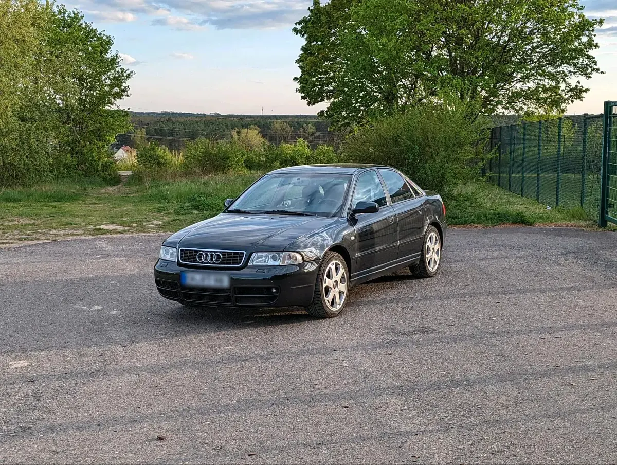 Używany Audi S4 269 KM (197 kW) 1999 Czarny Sedan/Limuzyna