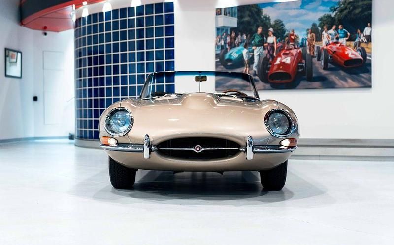 Second-hand Jaguar E-Type 265 CP (194 kW) 1966 Auriu Cabrio