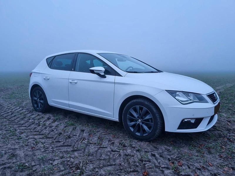 Weiß Gebraucht 2019 Seat Leon Style Limousine | 14.300 € (Fairer Preis) - Bild 1/4
