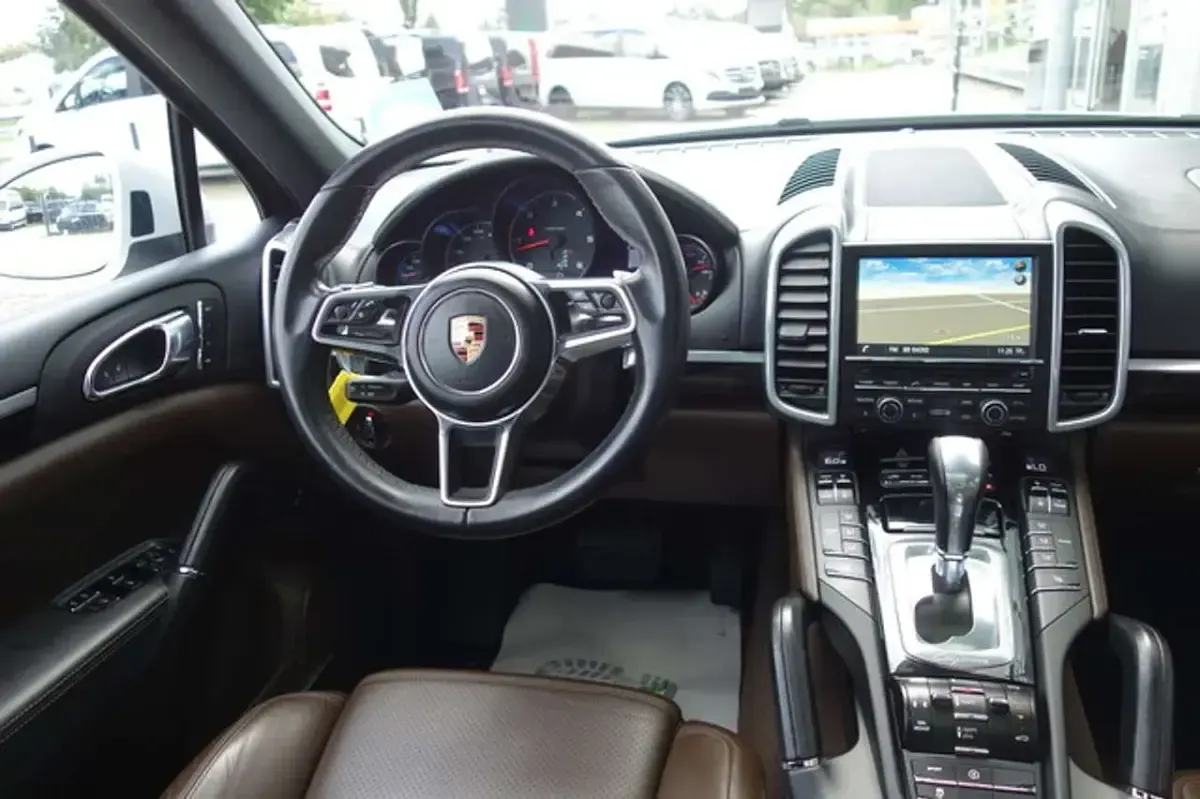 Używany Porsche Cayenne 262 KM (192 kW) 2016 Biały SUV