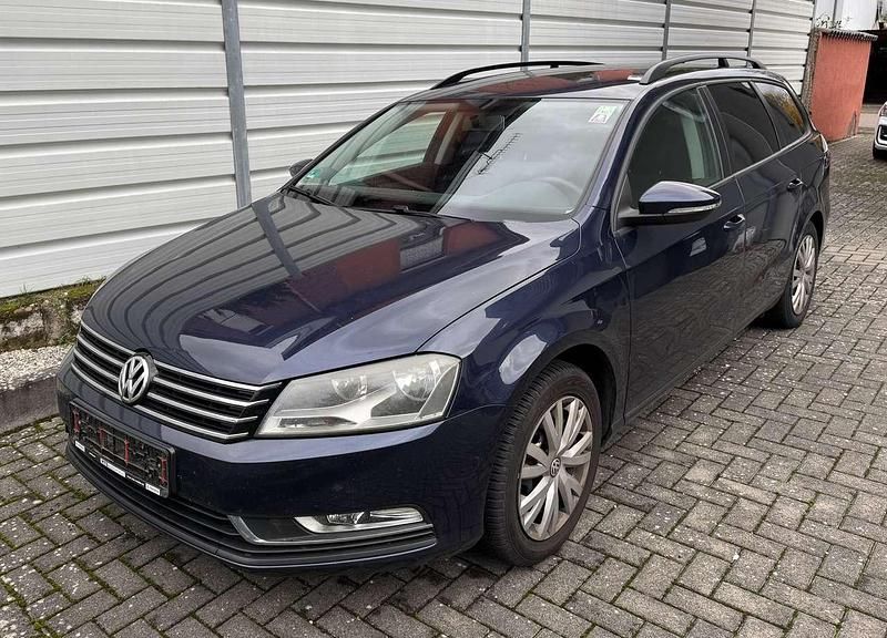 Gebraucht VW Passat Comfortline 122 PS (89 kW) 2011 Blau Limousine
