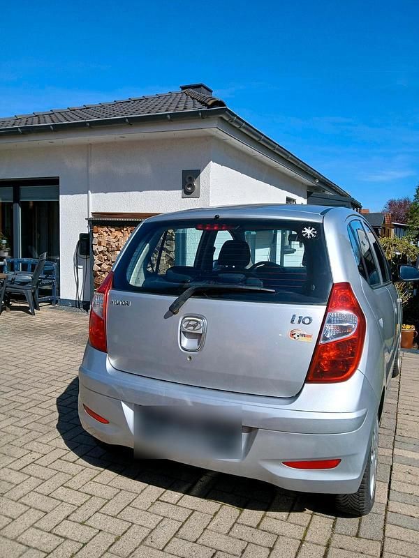 Gebraucht Hyundai i10 Edition 69 PS (50 kW) 2011 Silber Kleinwagen