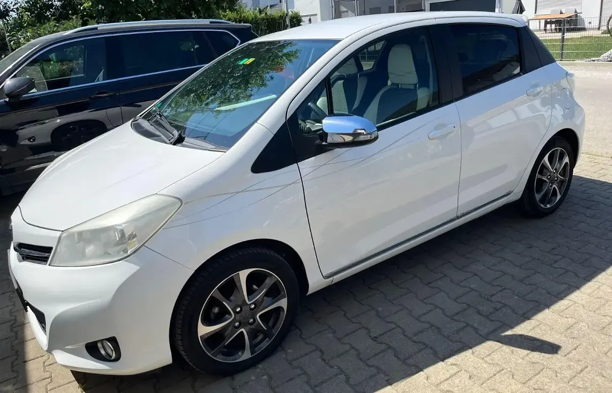 Gebraucht Toyota Yaris 99 PS (72 kW) 2013 Weiß Kleinwagen