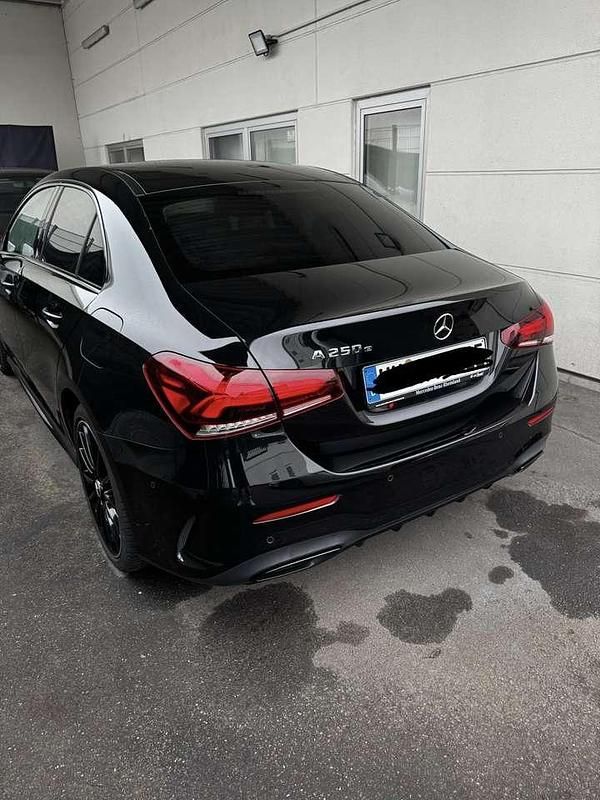 Gebraucht Mercedes A250 Edition 160 PS (117 kW) 2021 Schwarz Limousine