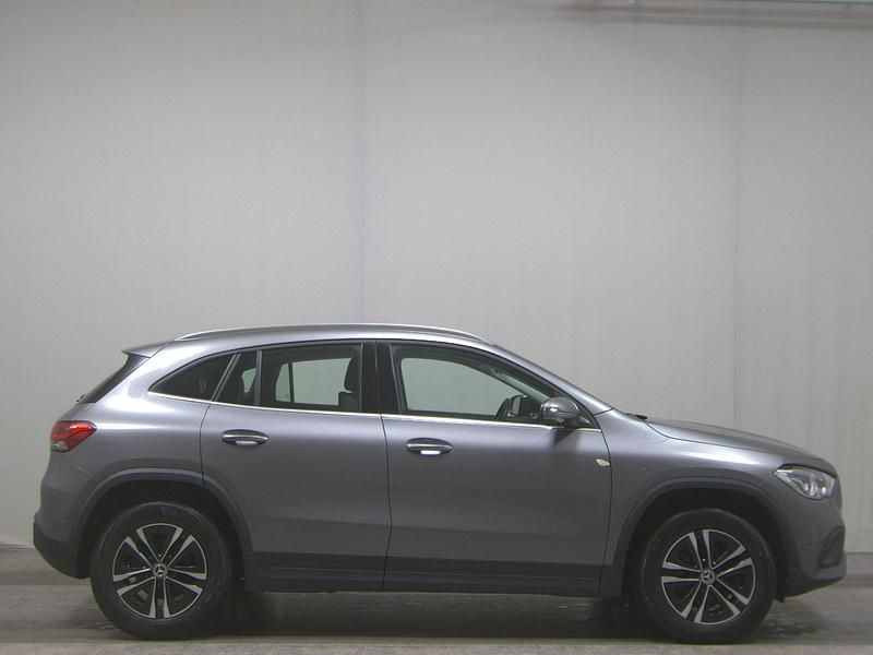 Grau Gebraucht 2023 Mercedes GLA180 Style SUV | 27.980 € (Guter Preis) - Bild 1/4