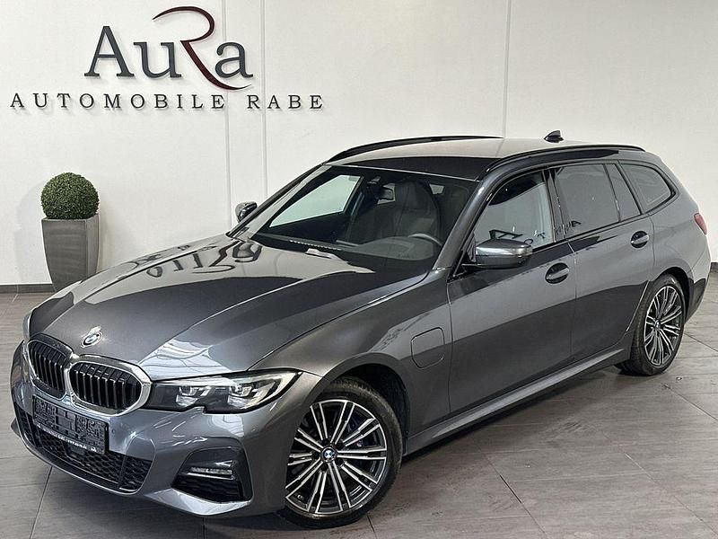 Mineralgrau Gebraucht 2021 BMW 330e M Sport Kombi | 28.449 € (Fairer Preis) - Bild 1/4