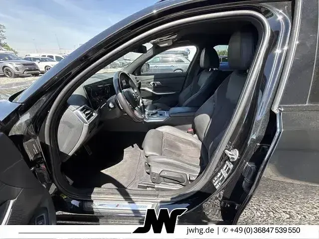 Gebraucht BMW 320 M Sport 190 PS (139 kW) 2023 Black sapphire metallic Kombi