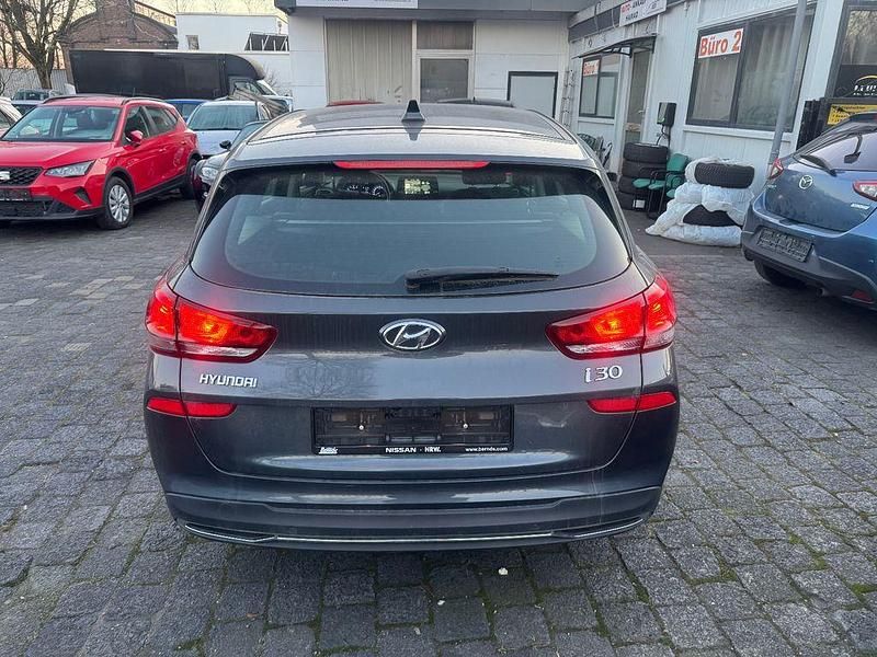 Gebraucht Hyundai i30 Select 120 PS (88 kW) 2020 Grau Kombi