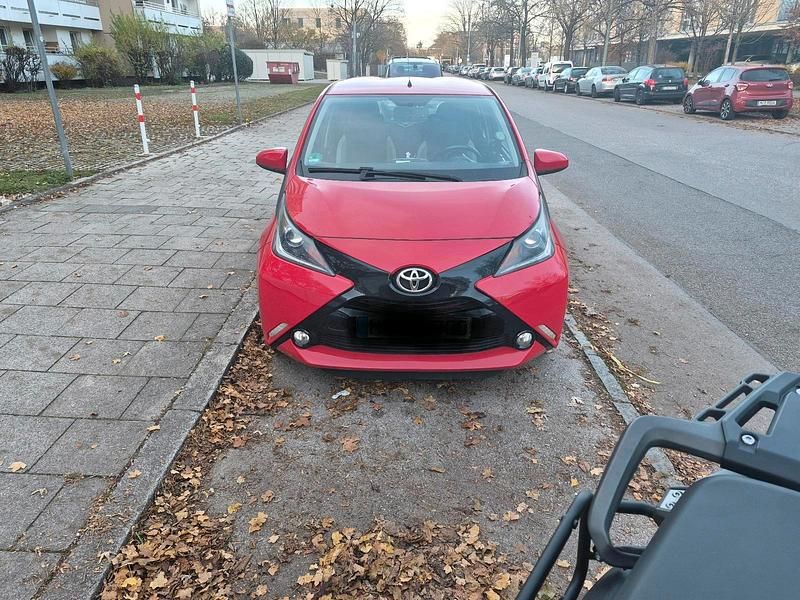 Rot Gebraucht 2018 Toyota Aygo Team Kleinwagen | 6.699 € (Guter Preis) - Bild 1/4