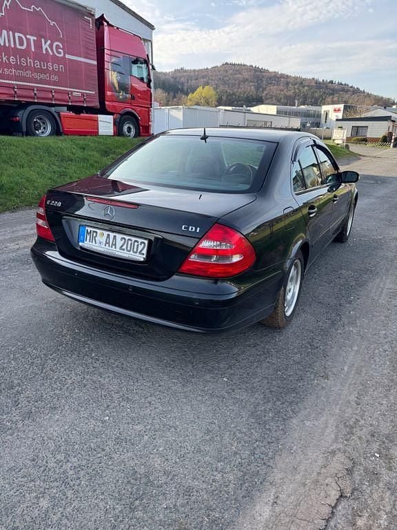 Gebraucht Mercedes E220 Classic 150 PS (110 kW) 2006 Schwarz Limousine