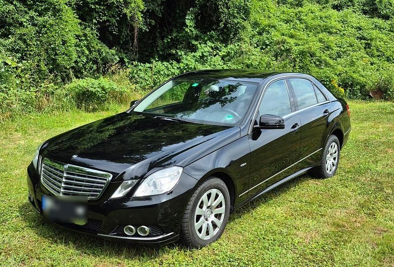 Second-hand Mercedes E250 204 CP (150 kW) 2010 Negru Berlinǎ