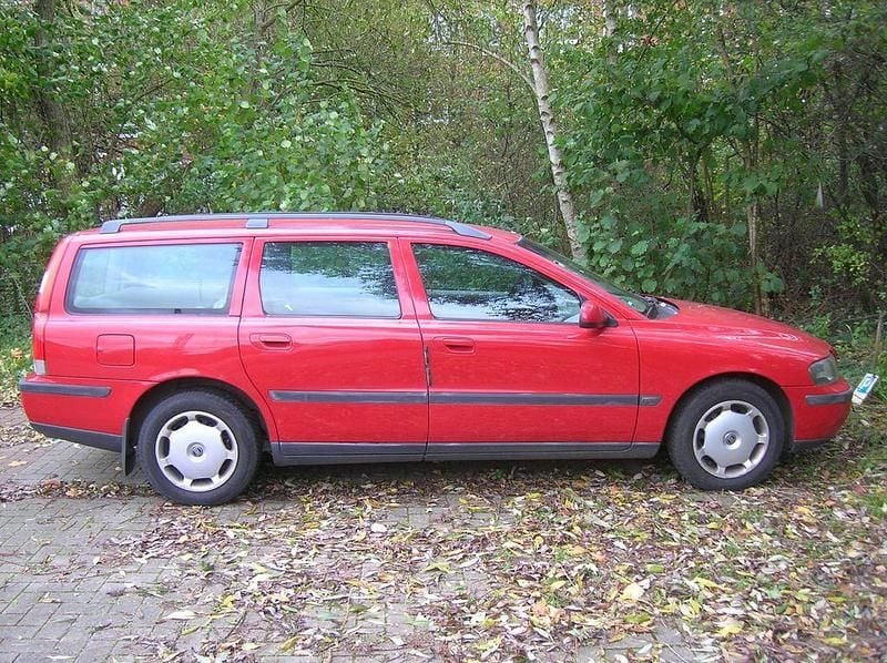 Rot Gebraucht 2001 Volvo V70 Kombi | 3.200 € (Fairer Preis) - Bild 1/4