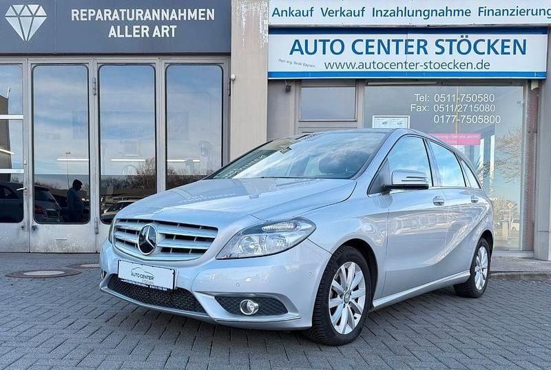 Gebraucht Mercedes B180 122 PS (89 kW) 2014 Silber Van / Kleinbus