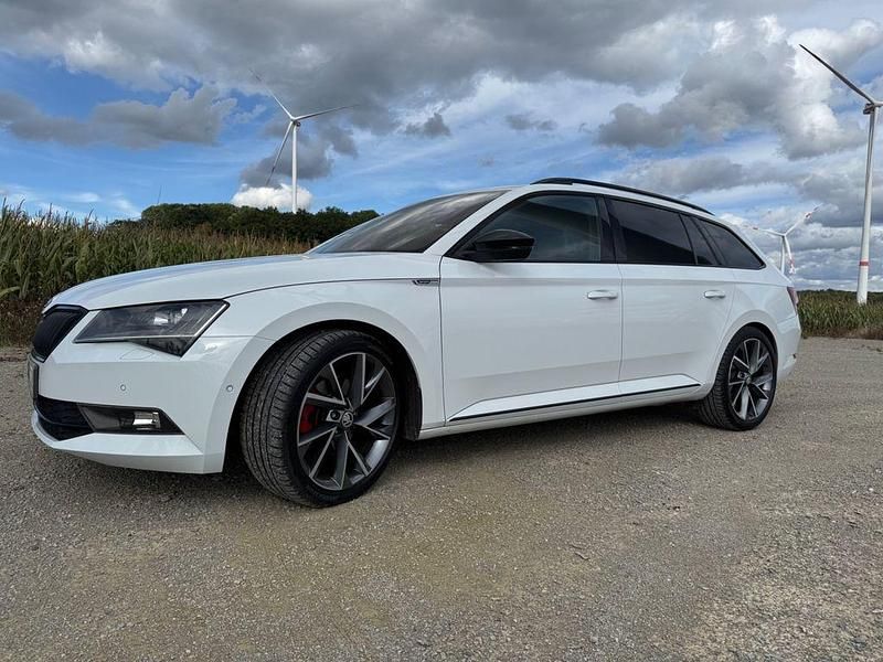 Weiß Gebraucht 2017 Skoda Superb SportLine Kombi | 21.990 € (Fairer Preis) - Bild 1/4