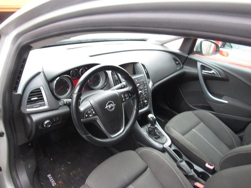 Gebraucht Opel Astra Edition 110 PS (80 kW) 2013 Silber Kombi