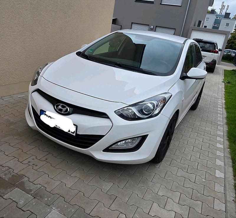 Weiß Gebraucht 2012 Hyundai i30 Classic Coupé | 5.600 € (Etwas zu teuer) - Bild 1/4