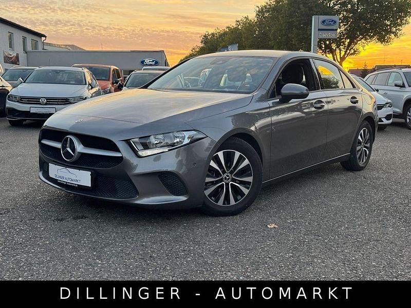 Grau Gebraucht 2021 Mercedes A180 Limousine | 21.590 € (Guter Preis) - Bild 1/4