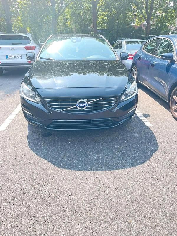 Schwarz Gebraucht 2017 Volvo V60 Kombi | 12.000 € (Fairer Preis) - Bild 1/4