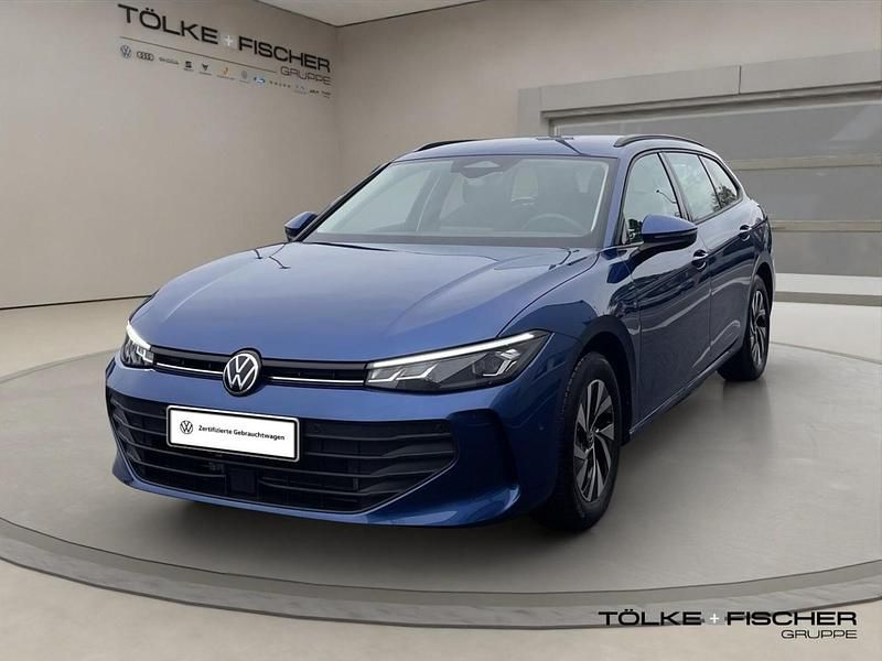 Gebraucht VW Passat Basis 150 PS (110 kW) 2025 Blau Kombi