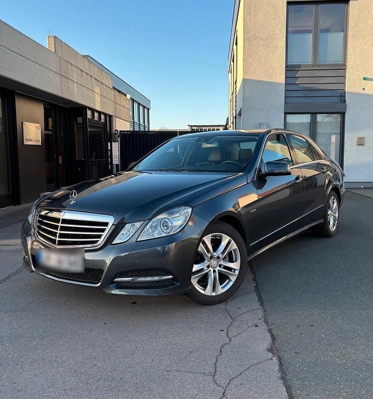 Grau Gebraucht 2011 Mercedes E220 Avantgarde Limousine | 16.990 € (Fairer Preis) - Bild 1/4