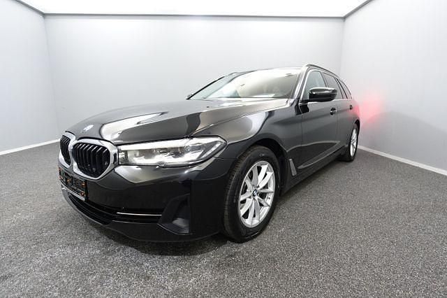 Schwarz Gebraucht 2023 BMW 520 Sport Line Kombi | 28.799 € (Guter Preis) - Bild 1/4