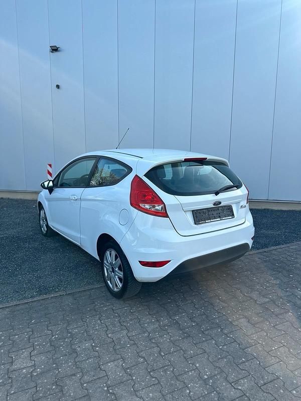 Gebraucht Ford Fiesta Trend 80 PS (58 kW) 2010 Weiß Kleinwagen