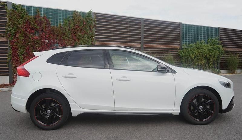 Weiß Gebraucht 2015 Volvo V40 CC You! Kombi | 14.600 € (Fairer Preis) - Bild 1/4