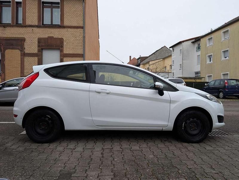 Gebraucht Ford Fiesta Trend 60 PS (44 kW) 2014 Weiß Kleinwagen