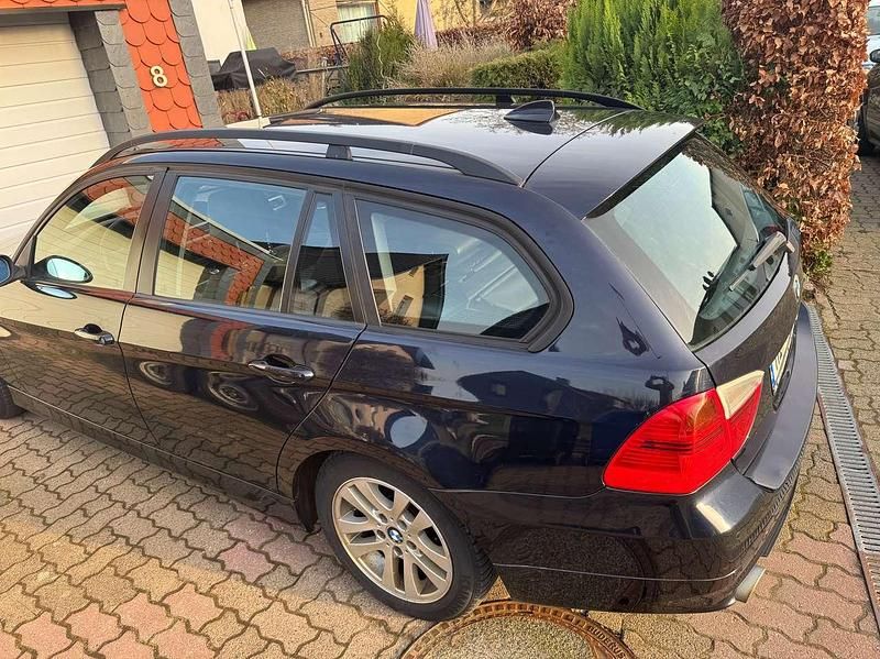 Gebraucht BMW 320 177 PS (130 kW) 2007 Blau Kombi