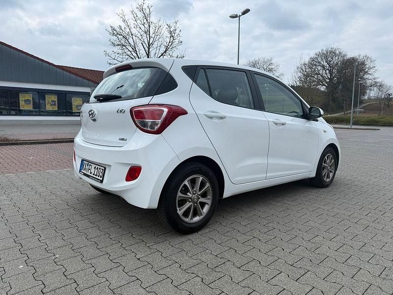 Gebraucht Hyundai i10 Edition 87 PS (63 kW) 2015 Weiß Kleinwagen