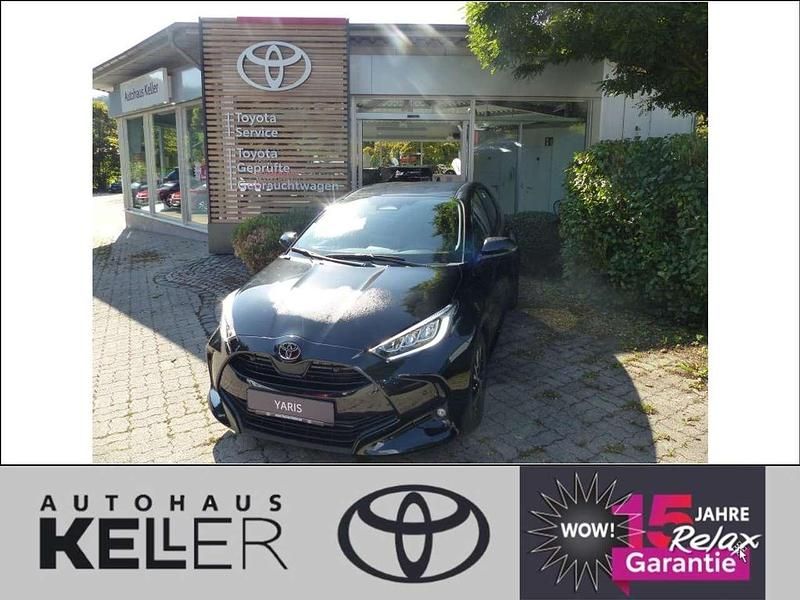 Schwarz Neu 2025 Toyota Yaris Hybrid Limousine | 28.990 € (Etwas zu teuer) - Bild 1/4