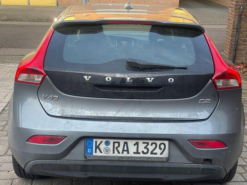 Gebraucht Volvo V40 Momentum 120 PS (88 kW) 2017 Grau Limousine