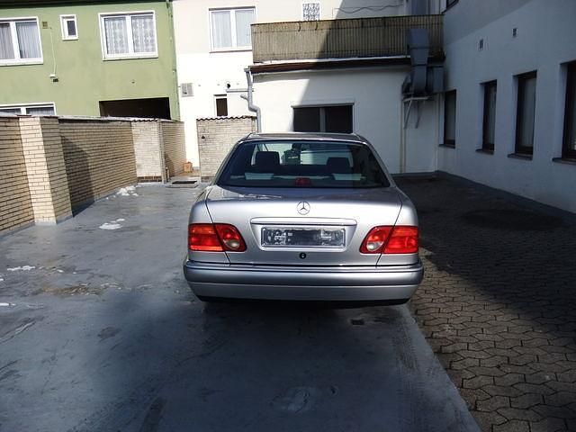 Gebraucht Mercedes E230 Elegance 150 PS (110 kW) 1996 Silber metallic Limousine