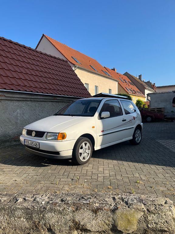 Weiß Gebraucht 1997 VW Polo Basis Limousine | 900 € (Fairer Preis) - Bild 1/3