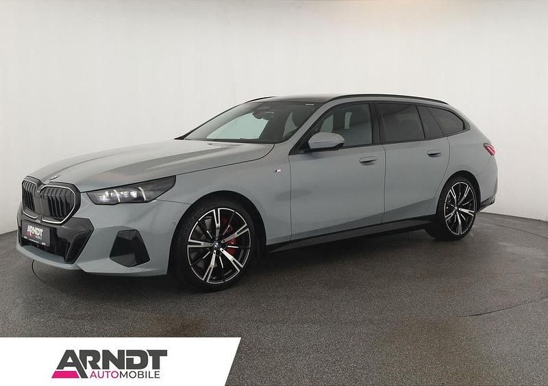 M brooklyn grau Gebraucht 2025 BMW 540 Comfort Edition Kombi | 67.484 € (Superpreis) - Bild 1/4