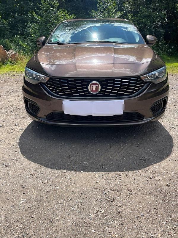 Andere außenfarben Gebraucht 2017 Fiat Tipo Easy Limousine | 9.000 € (Etwas zu teuer) - Bild 1/4