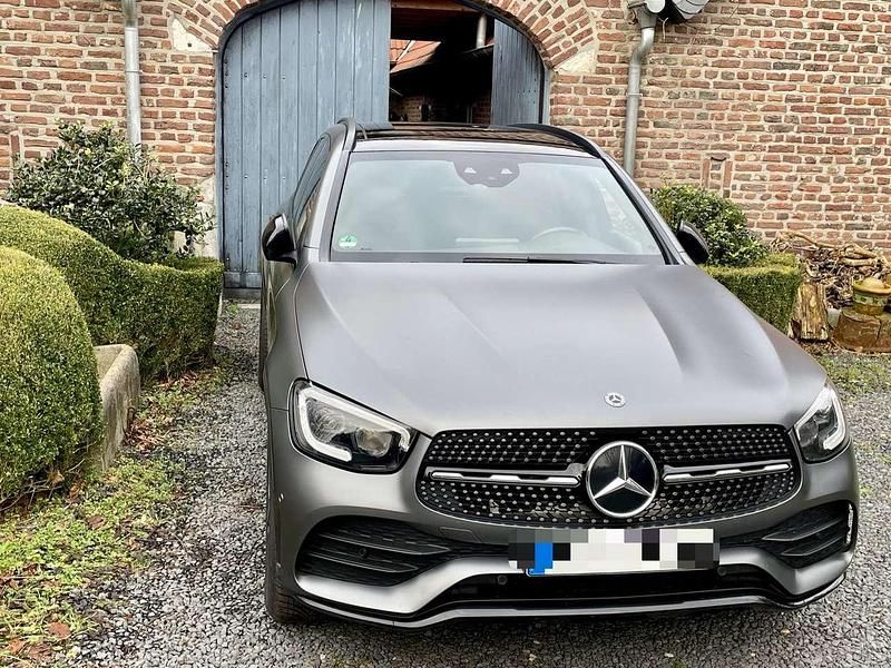 Grau Gebraucht 2019 Mercedes GLC300 AMG SUV | 38.600 € (Etwas zu teuer) - Bild 1/4