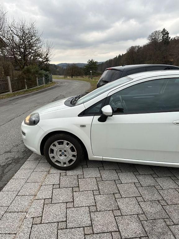 Gebraucht Fiat Punto 77 PS (56 kW) 2012 Weiß Kleinwagen