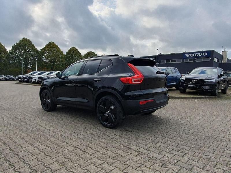 Neu Volvo XC40 Plus 163 PS (119 kW) 2026 Schwarz SUV