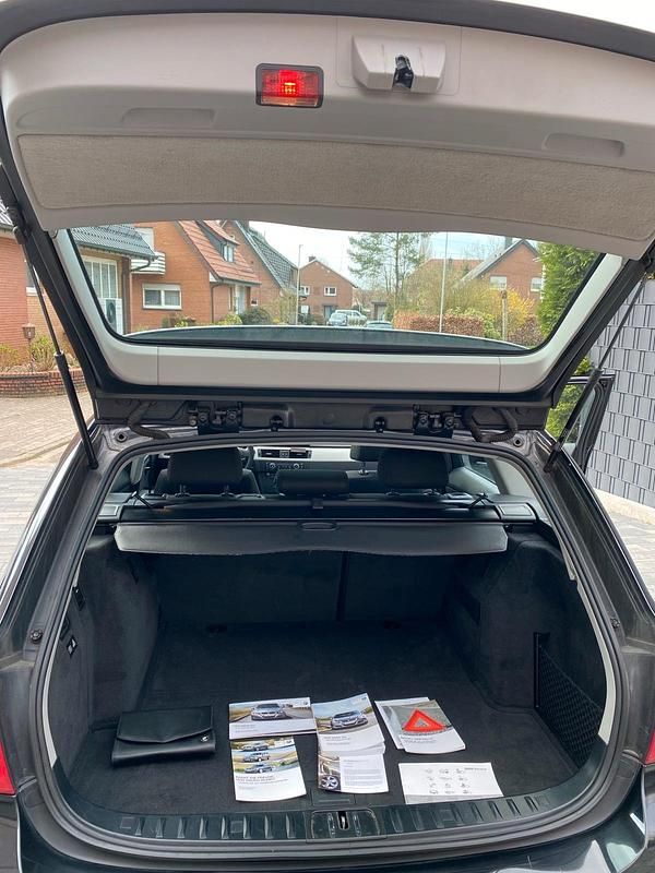 Gebraucht BMW 318 143 PS (105 kW) 2012 Schwarz Kombi