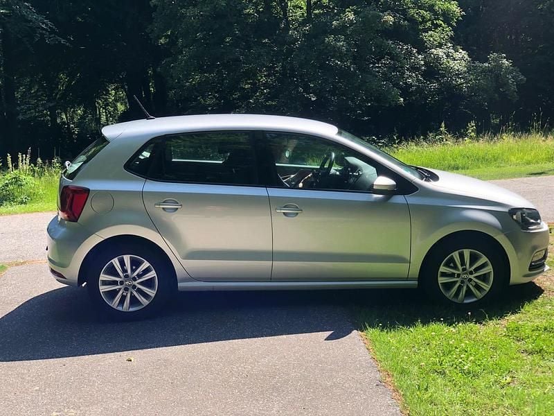 Silber Gebraucht 2016 VW Polo Kleinwagen | 10.500 € (Guter Preis) - Bild 1/4