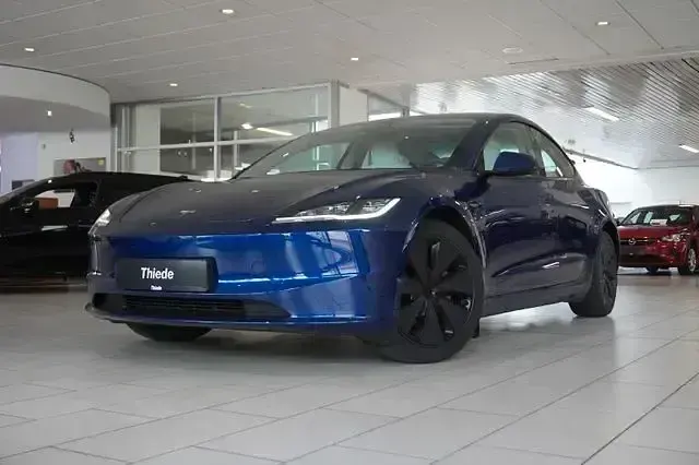 Gebraucht Tesla Model 3 366 kW (498 PS) 2024 Blau metallic Limousine