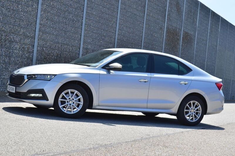 Silber Gebraucht 2021 Skoda Octavia Ambition Limousine | 21.980 € (Fairer Preis) - Bild 1/4