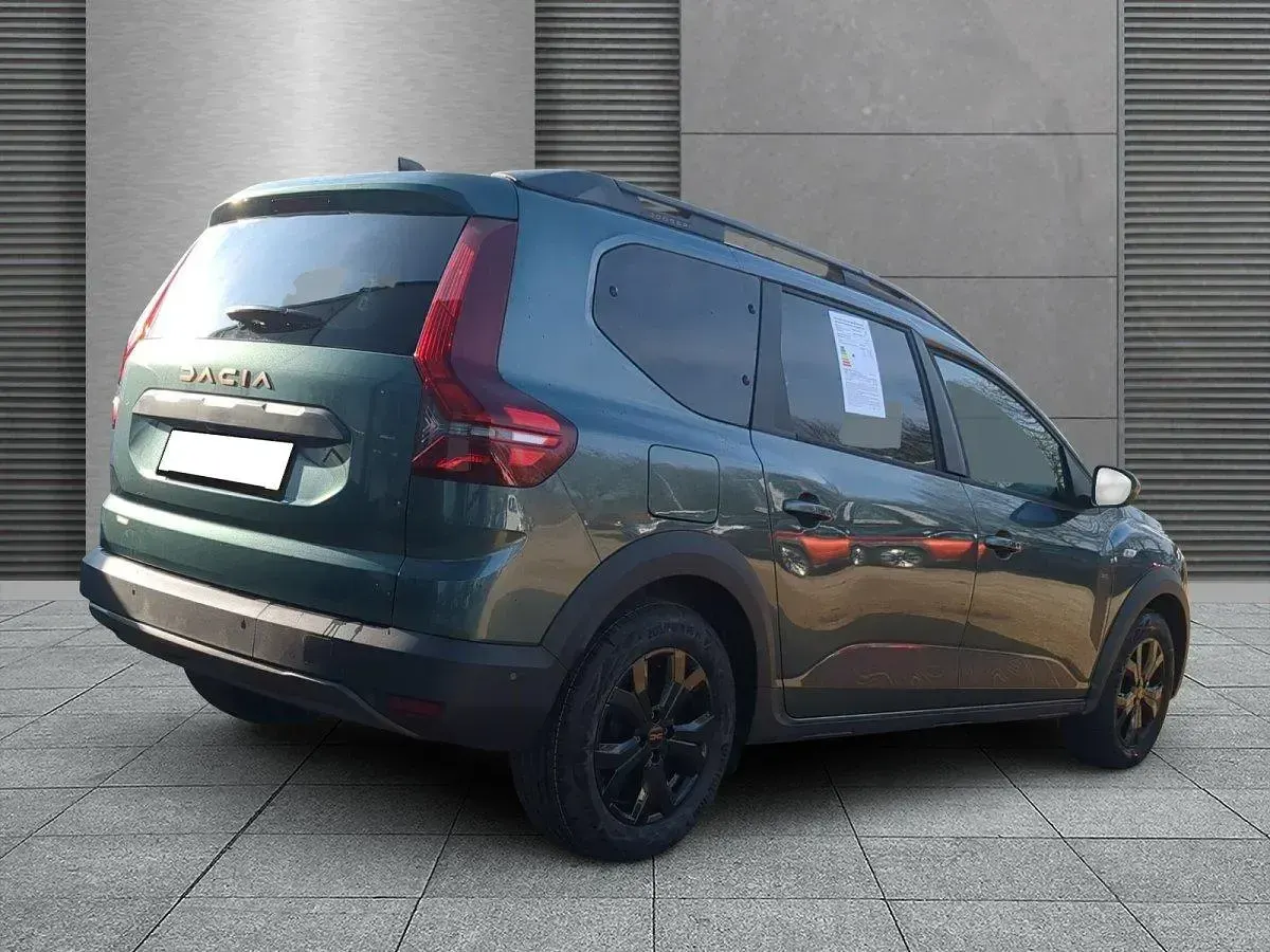 Neu Dacia Jogger Extreme 141 PS (103 kW) 2025 Zedergrün Van / Kleinbus