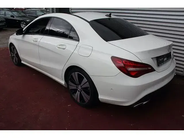 Gebraucht Mercedes CLA250 Night 211 PS (155 kW) 2016 Calcitweiss/zirrusweiss (metallic) Limousine