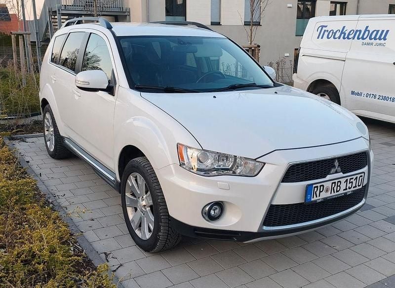 Gebraucht Mitsubishi Outlander Invite 147 PS (108 kW) 2012 Weiß SUV